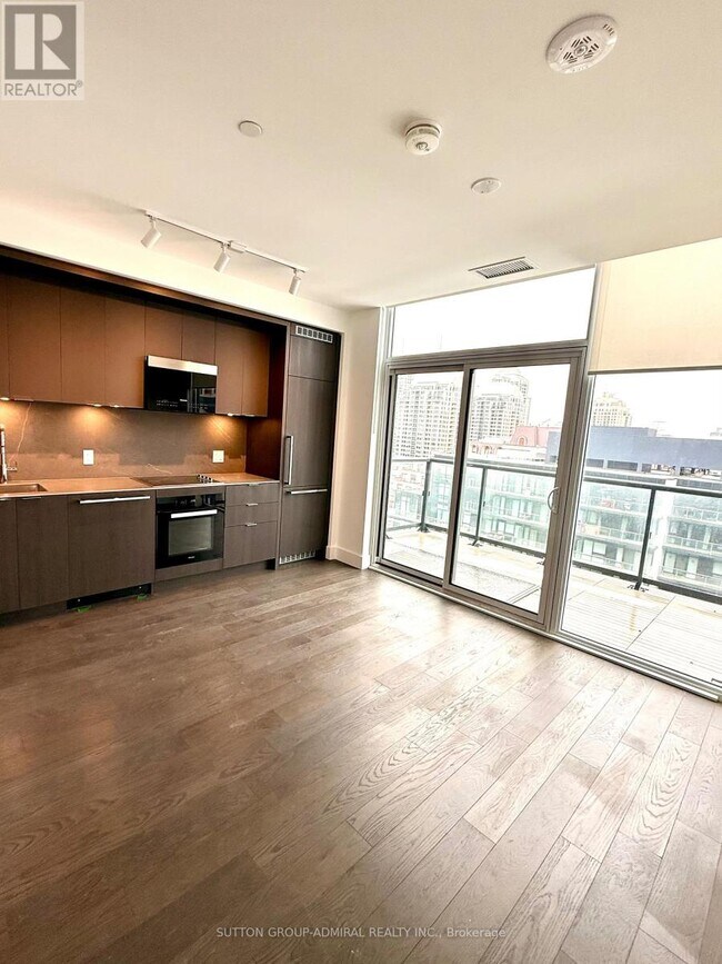 Building Photo - 6 Greenbriar Rd