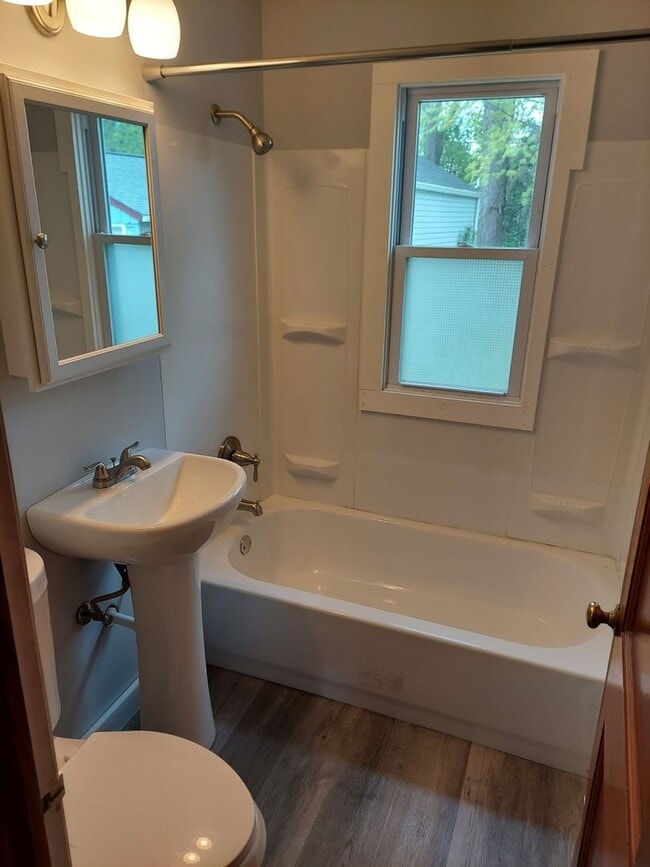 Building Photo - Beautiful Spacious Upgraded 2 Bedroom + De...