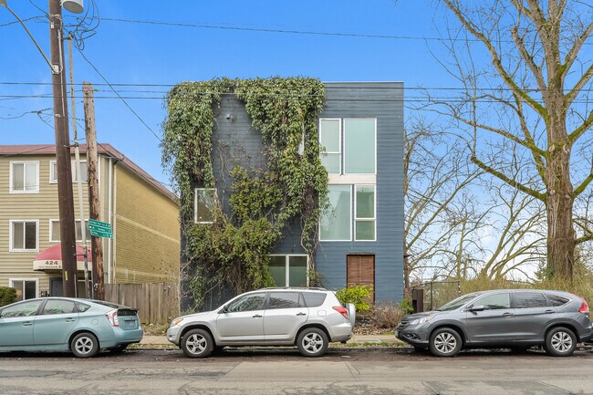 Building Photo - 418 19th Ave E
