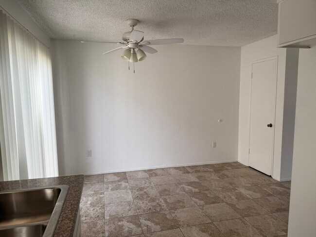 Área de comedor - 1340 E Stearns Ave