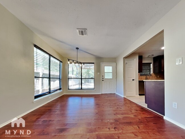 Building Photo - 102 Summer Crest Cir