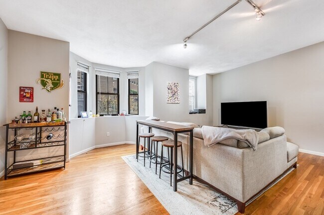 Foto del edificio - 102 E Brookline St