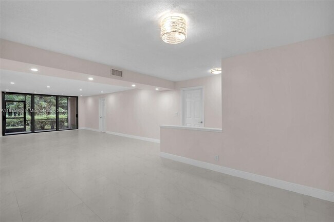 Foto del edificio - 250 E Royal Palm Rd