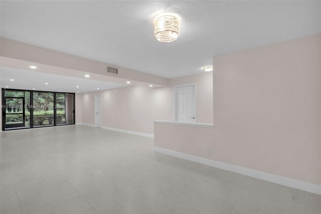 Building Photo - 250 E Royal Palm Rd
