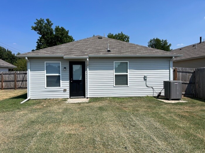 Primary Photo - 137 N M Ave. El Reno, OK 73036