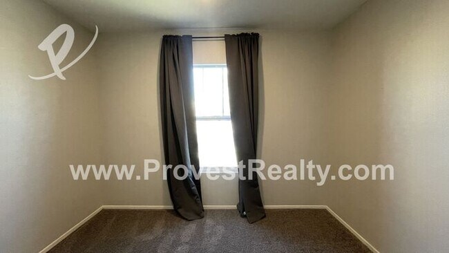 Building Photo - Huge 4 Bedroom and 3 Bath in Beautiful Vic...