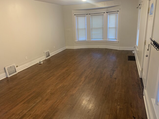 living room - 1022 Davis Ave NW