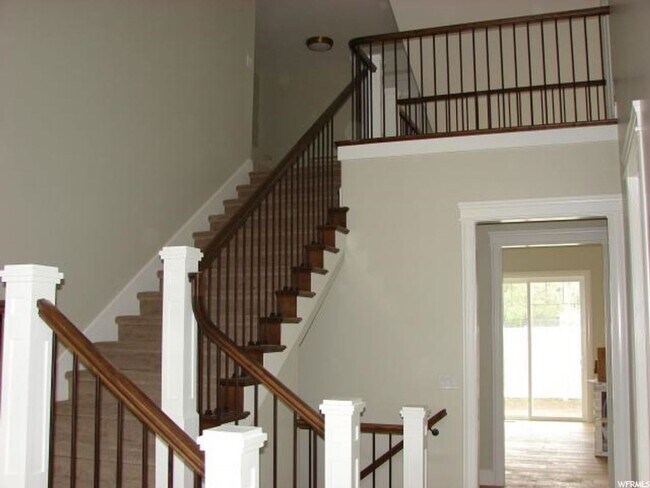 Building Photo - Upmarket Townhouse in Sought After Holladay City
