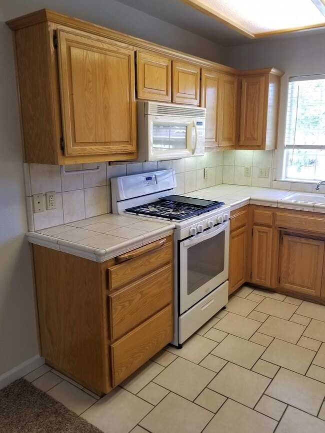 Building Photo - Clean and Comfortable Home - Attached Garage