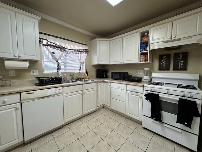 Shared Full Kitchen - 11050 Keswick St