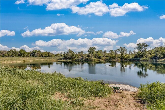 Foto del edificio - BEAUTIFUL 5 BEDROOM HOME  WITH LAKE VIEW A...