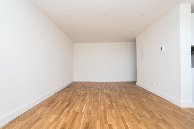 Building Photo - 365 Eglinton Ave E