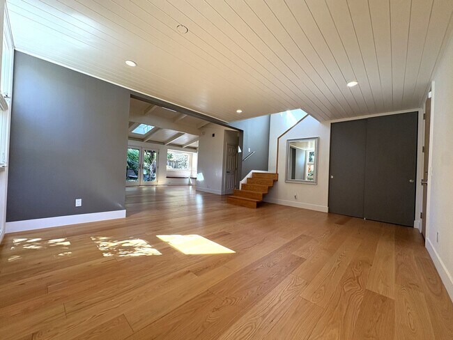 Foto del edificio - Beautifully Updated 5-Bedroom Home coming ...