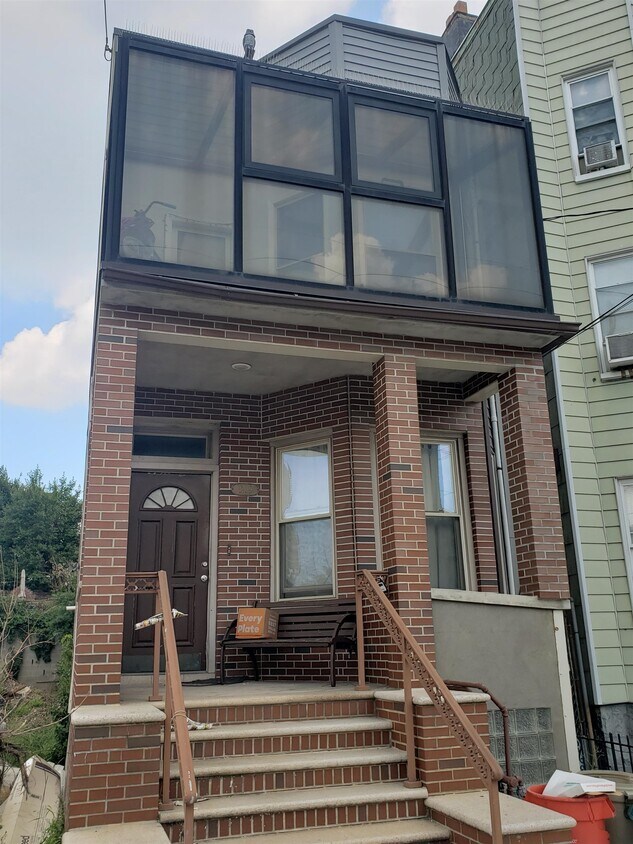 Primary Photo - 1709 Palisade Ave