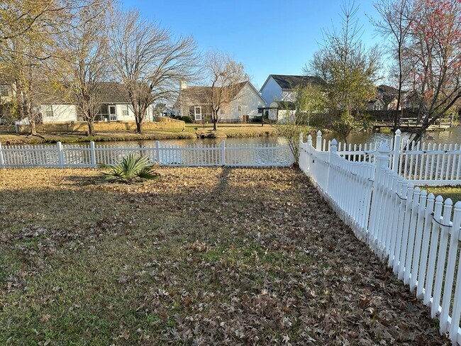 Foto del edificio - 3 x 2 with garage and pond view