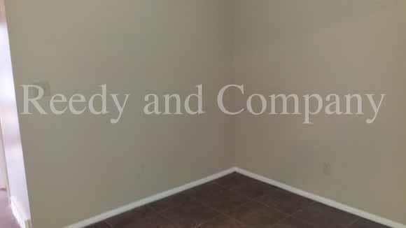Building Photo - Spacious Townhome