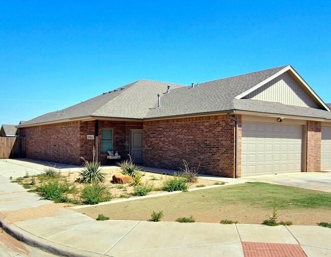 Building Photo - Charming Townhome!