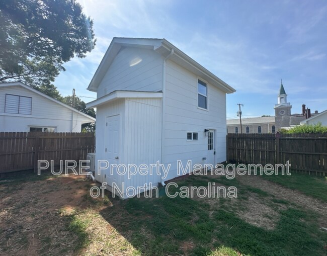 Building Photo - 1105 Jackson St