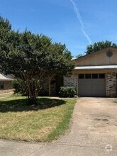 Building Photo - 912 Meadowbrook Dr
