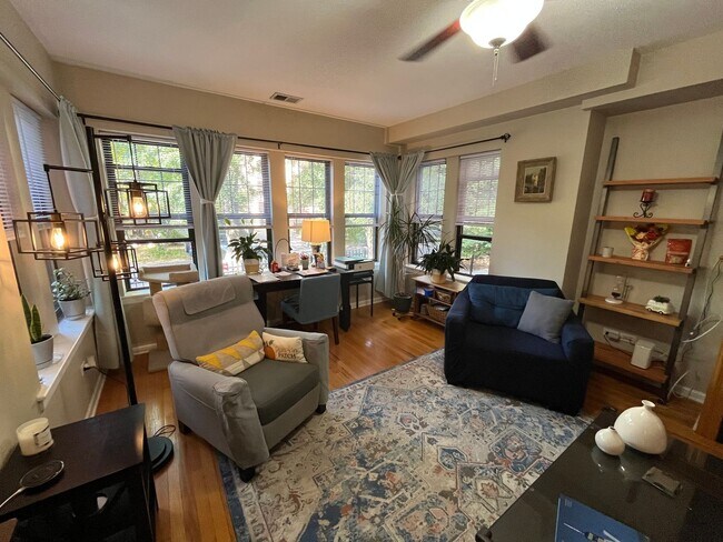 Building Photo - Warm Vintage Jumbo 2BR 2Bth w fireplace an...