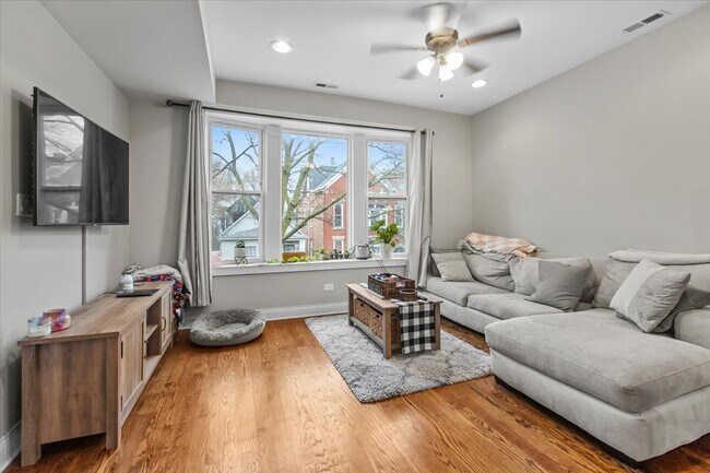 Foto del edificio - 2418 W Medill Ave