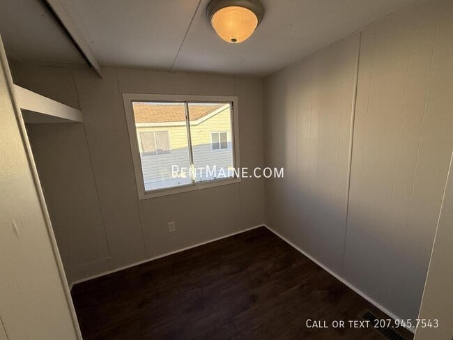 Foto del edificio - 681 Main Rd N