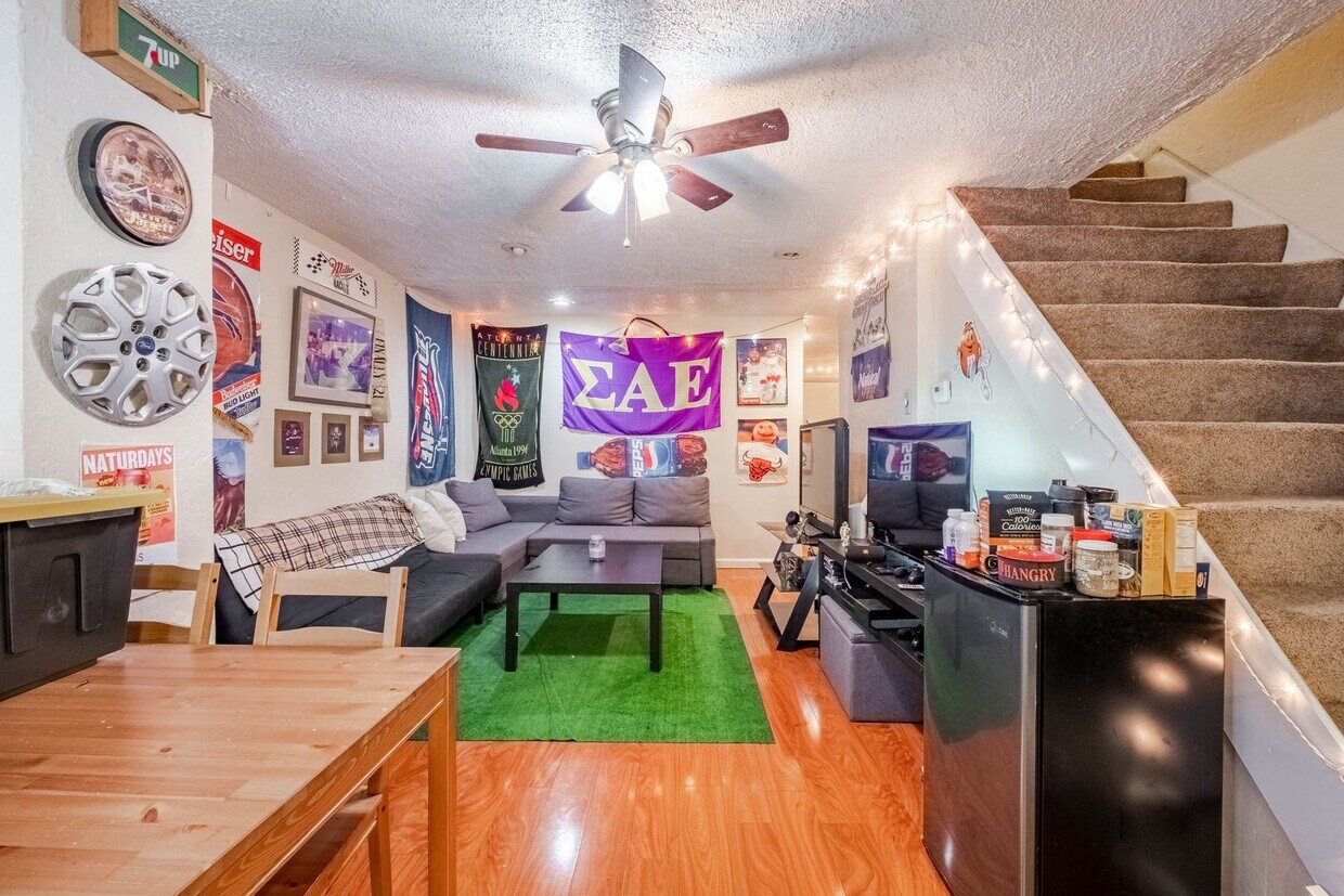 Primary Photo - Amazing South Side Flats luxury remodel 4 ...