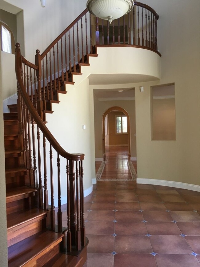 Building Photo - Spacious floor plans 4bedroom, 3 bath Near Franklin High