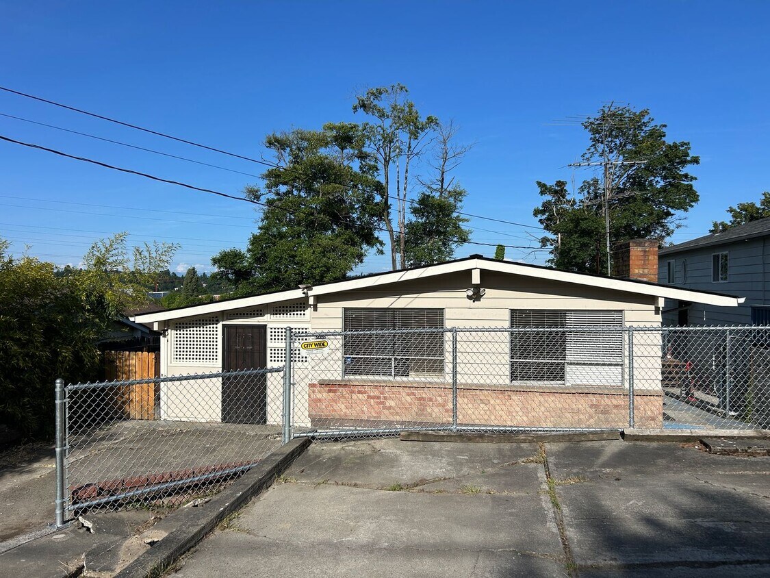 Foto principal - Large 3 bed, 2 bath house in South Seattle...
