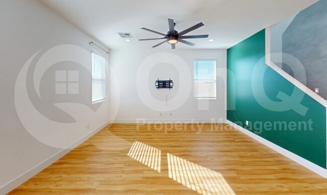 Foto del edificio - 145 E Mint Ln