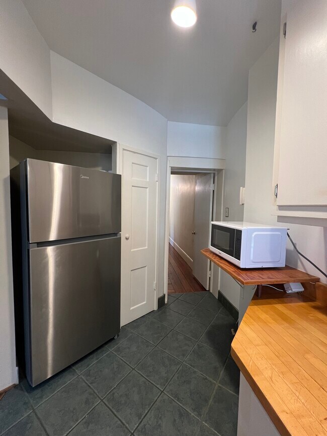 Building Photo - 136 W Clay St