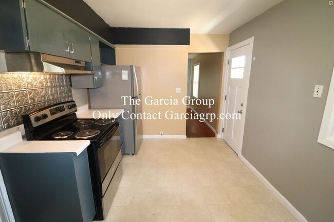 Building Photo - 8940 SW 26th Ave