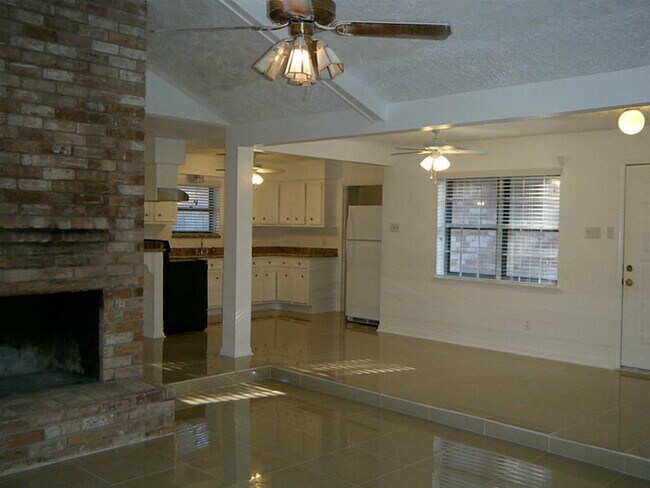 Foto del edificio - 2402 Briarview Dr