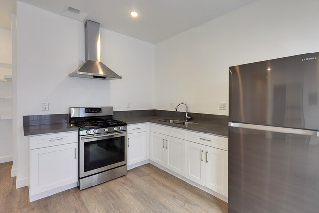 Building Photo - 722 S Manhattan Pl