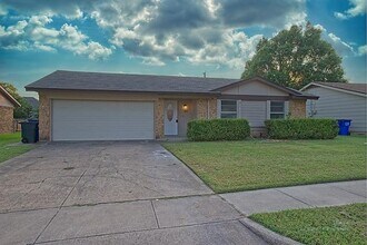 Building Photo - 517 Southlake Dr