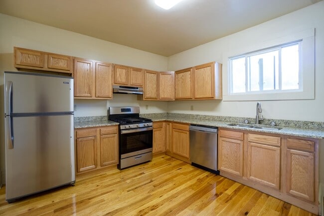 Building Photo - Available August 1, 2026 Beautiful 1st Flo...