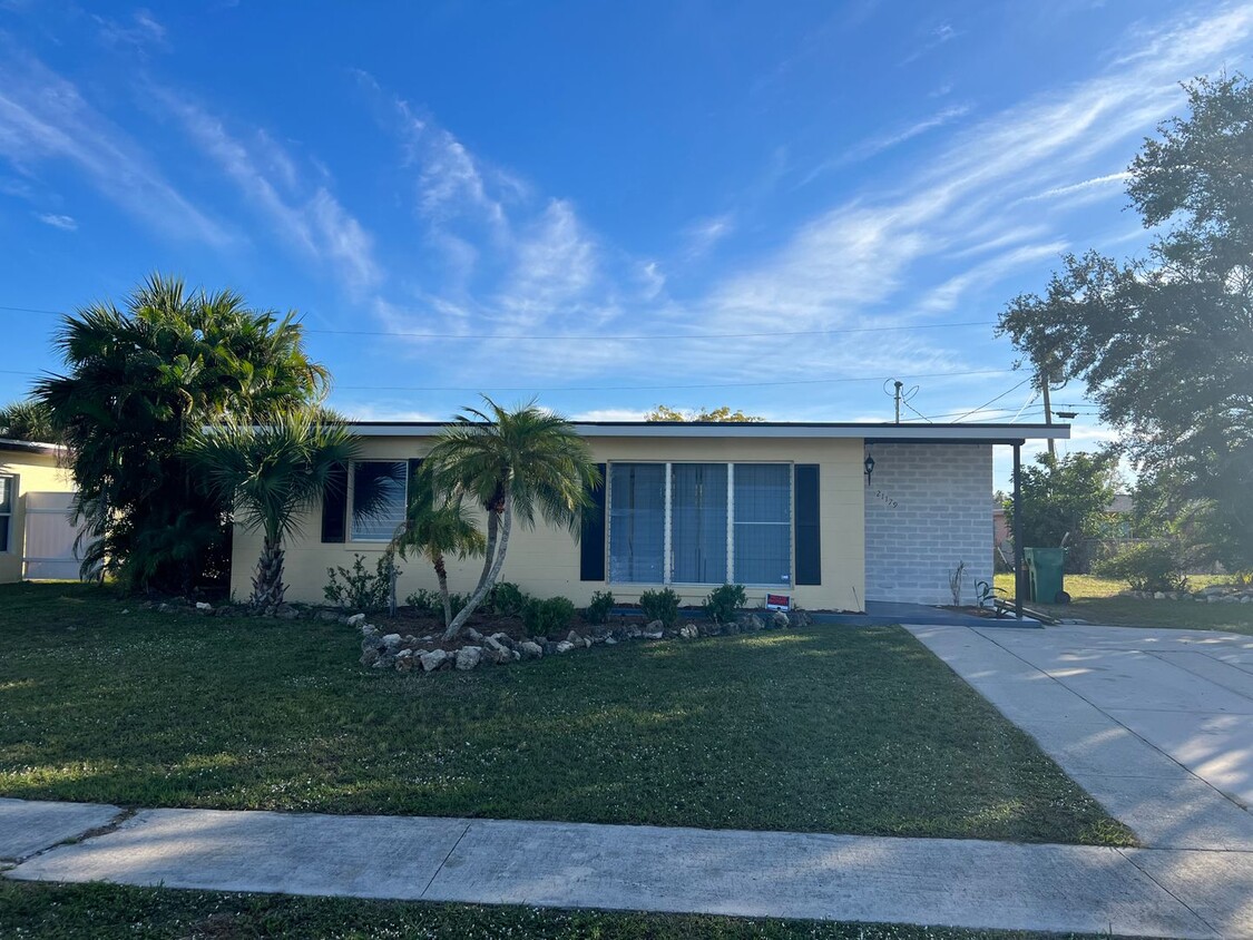 Foto principal - ** Annual ** 2 Bed / 1 Bath Single Family ...