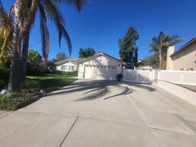 Foto del edificio - REALLY Cute 4 BR in The Vineyard with RV Parking - 11,000sf Lot + Designer Touches