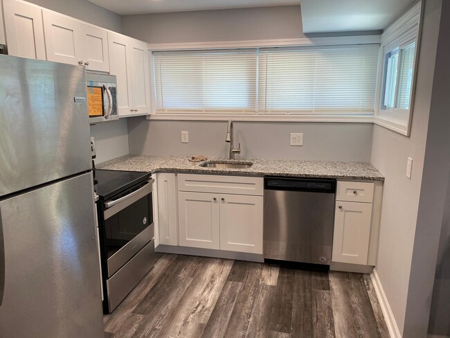 Building Photo - Beautiful fully renovated 4 beds 2 bath Ho...