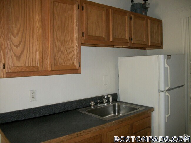 Building Photo - 231-235 Park Dr