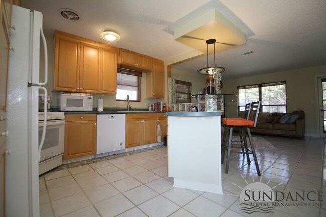 Building Photo - Adorable 3 Bedroom Home Near Ferry Park