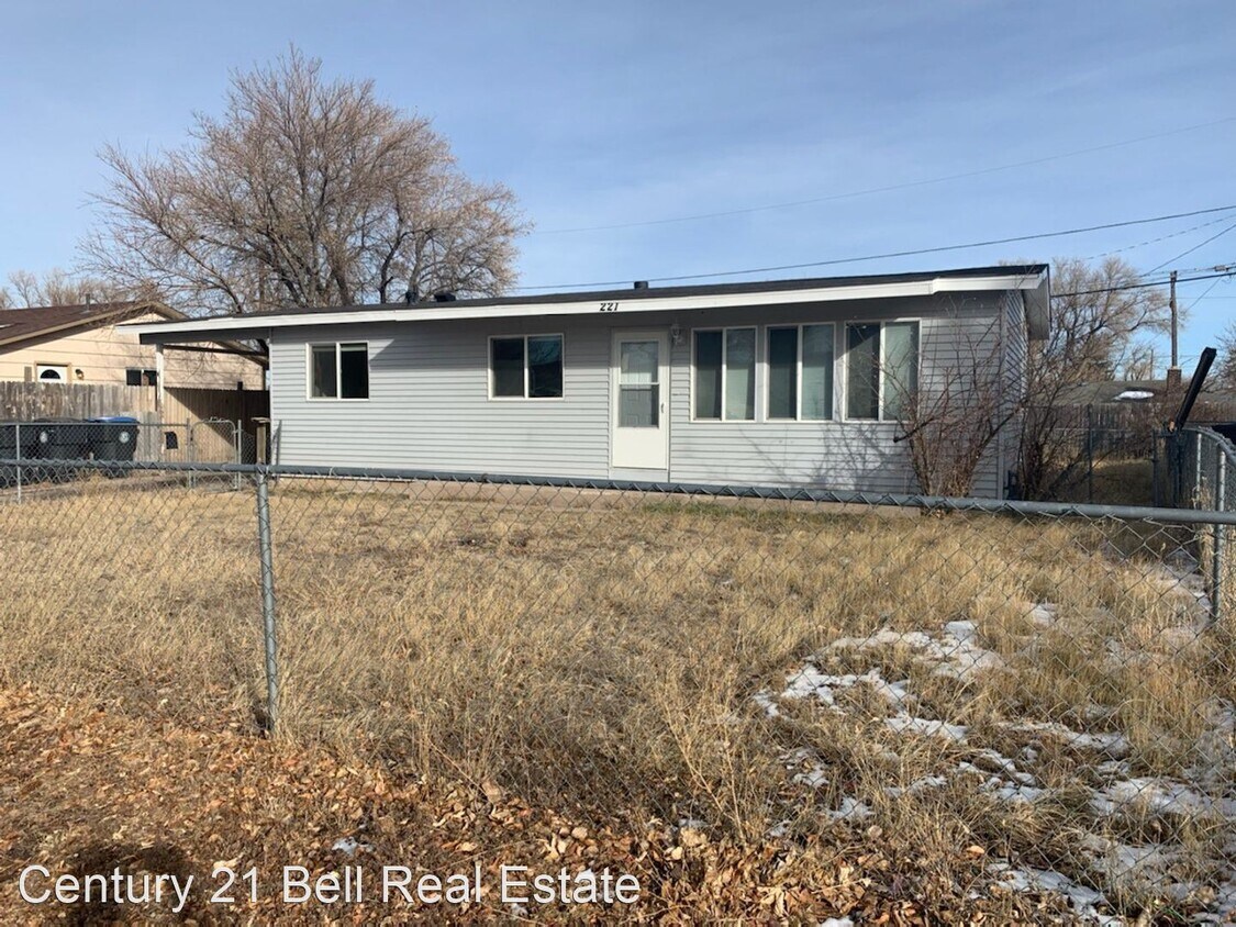 Foto principal - 3 br, 1 bath House - 221 DeSmet Drive