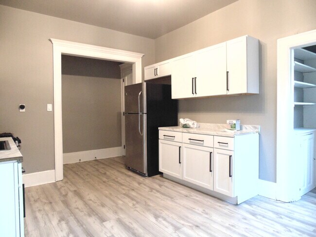 Kitchen - 2831 W Juneau Ave