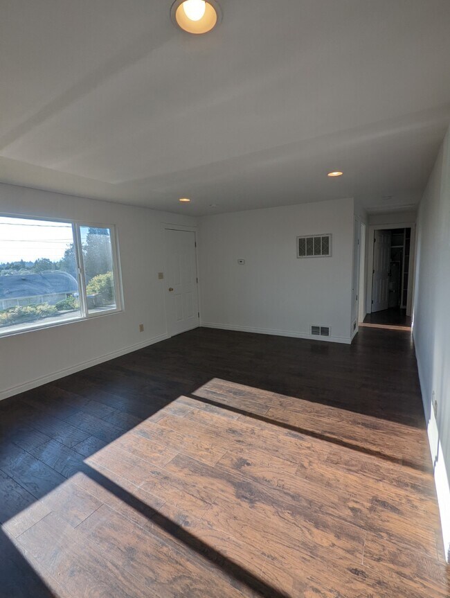 Building Photo - 3316 Sanders Ave