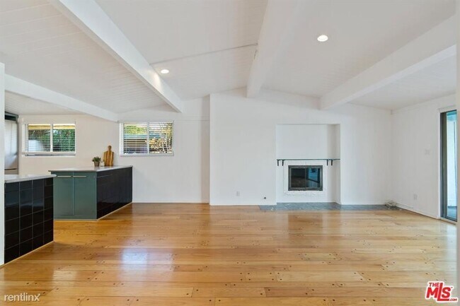 Building Photo - 3 br, 2 bath House - 8730 Hollywood Hills Rd