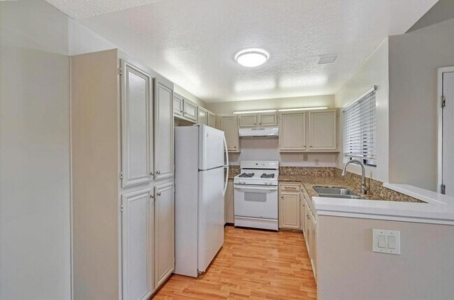 Foto del edificio - Cozy Penthouse Condo in Gated Community with Pools & In-Unit Laundry