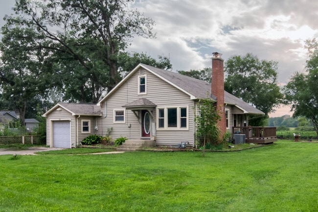 Building Photo - 7910 Shorewood Dr