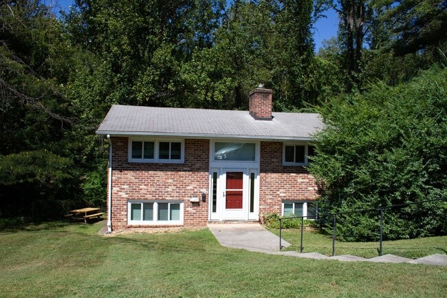 Building Photo - Comfortable Single-Family Living with All-...