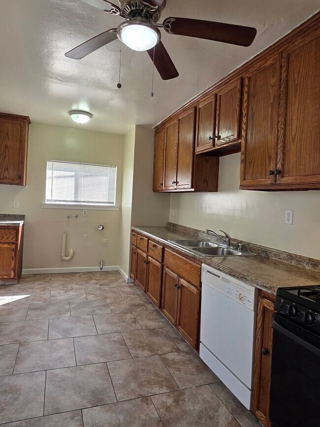 Building Photo - 505 33rd St