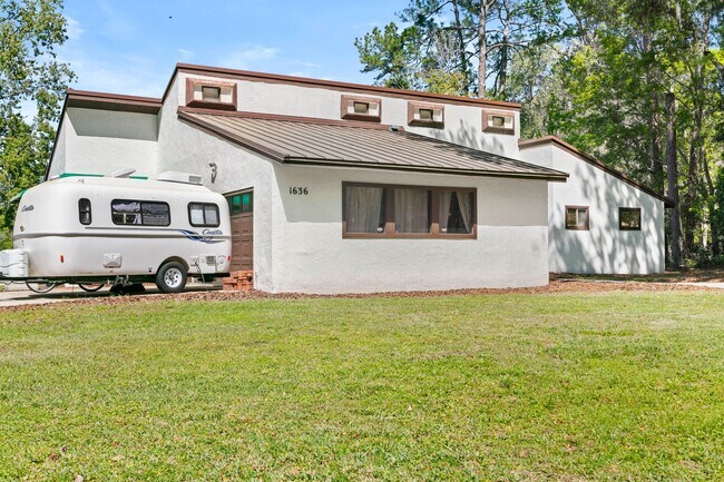 Foto del edificio - LAKE FRONT LOCATION IN THE HEART OF GAINES...